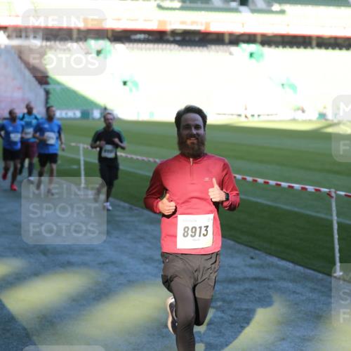 06.10.2024 - 19. swb-Marathon Bremen Yannick Fuchs http://msf.ph/oto/7386564 06.10.2024 10:26:14 Laufen im Stadion 7045, 7141, 7294, 7327, 7403, 7414, 7429, 7433, 7485, 7508, 7548, 7771, 7793, 7874, 7978, 8075, 8177, 8192, 8301, 8321, 8376, 8426, 8481, 8492, 8555, 8601, 8659, 8733, 8775, 8793, 8814, 8913, 8970, 8973, 8996, 8997, 9000, 9034, 9051, 9054, 9061, 9084 meine-sportfotos.de