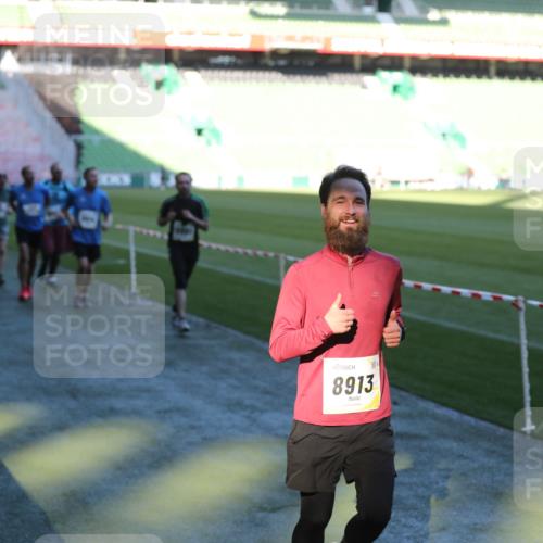 06.10.2024 - 19. swb-Marathon Bremen Yannick Fuchs http://msf.ph/oto/7386577 06.10.2024 10:26:14 Laufen im Stadion 7045, 7141, 7294, 7327, 7403, 7414, 7429, 7433, 7485, 7508, 7548, 7771, 7793, 7874, 7978, 8075, 8177, 8192, 8301, 8321, 8376, 8426, 8481, 8492, 8555, 8601, 8659, 8733, 8775, 8793, 8814, 8913, 8970, 8973, 8996, 8997, 9000, 9034, 9051, 9054, 9061, 9084 meine-sportfotos.de