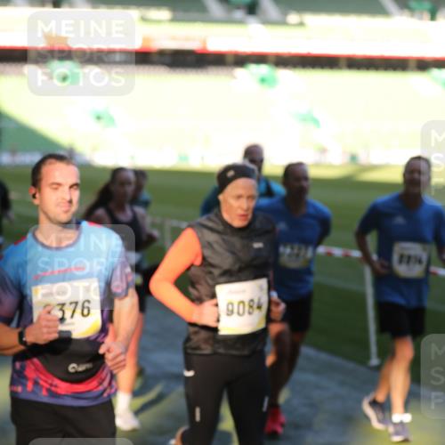 06.10.2024 - 19. swb-Marathon Bremen Yannick Fuchs http://msf.ph/oto/7386883 06.10.2024 10:26:19 Laufen im Stadion 7045, 7141, 7294, 7327, 7403, 7414, 7429, 7485, 7508, 7576, 7720, 7771, 7793, 7874, 7978, 8075, 8177, 8192, 8301, 8321, 8376, 8426, 8452, 8492, 8555, 8601, 8733, 8775, 8793, 8814, 8870, 8913, 8970, 8973, 8996, 8997, 9000, 9034, 9051, 9054, 9061, 9084 meine-sportfotos.de