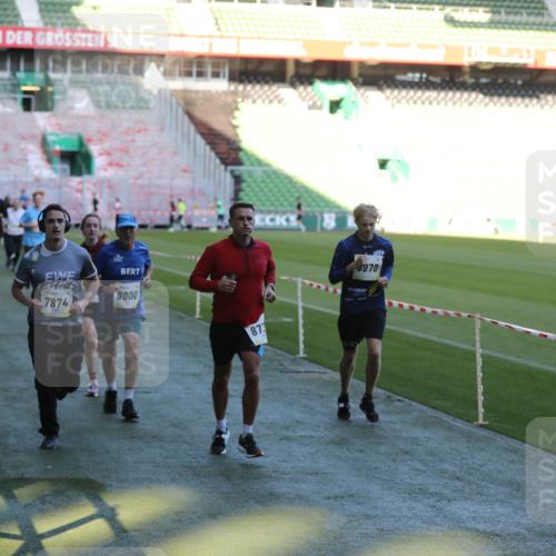06.10.2024 - 19. swb-Marathon Bremen Yannick Fuchs http://msf.ph/oto/7386917 06.10.2024 10:26:24 Laufen im Stadion 7045, 7141, 7327, 7403, 7414, 7429, 7485, 7508, 7576, 7720, 7771, 7874, 7978, 8075, 8177, 8192, 8301, 8321, 8376, 8426, 8452, 8492, 8555, 8601, 8733, 8775, 8793, 8814, 8870, 8913, 8970, 8973, 8996, 8997, 9000, 9025, 9034, 9051, 9054, 9084 meine-sportfotos.de