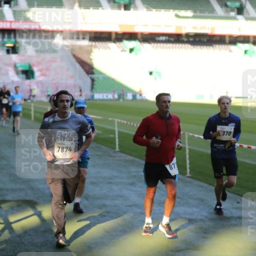 06.10.2024 - 19. swb-Marathon Bremen Yannick Fuchs http://msf.ph/oto/7386995 06.10.2024 10:26:25 Laufen im Stadion 7045, 7141, 7327, 7403, 7414, 7429, 7485, 7508, 7576, 7720, 7771, 7874, 7978, 8075, 8177, 8192, 8301, 8321, 8376, 8426, 8452, 8555, 8578, 8601, 8733, 8775, 8793, 8814, 8870, 8913, 8970, 8973, 8996, 8997, 9000, 9025, 9034, 9051, 9054, 9084 meine-sportfotos.de