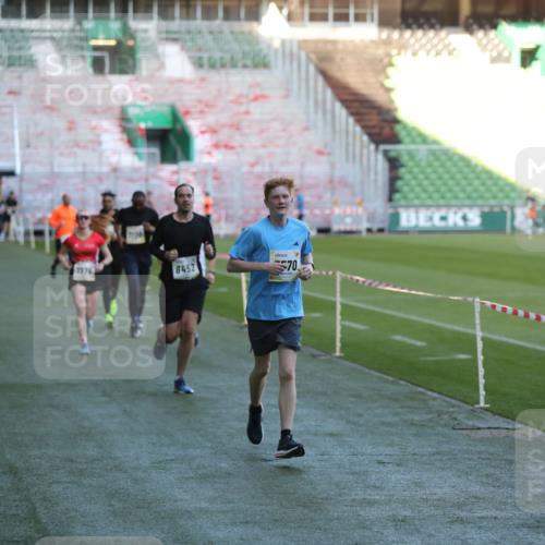06.10.2024 - 19. swb-Marathon Bremen Yannick Fuchs http://msf.ph/oto/7387191 06.10.2024 10:26:29 Laufen im Stadion 7045, 7141, 7327, 7403, 7414, 7485, 7508, 7576, 7720, 7771, 7874, 7978, 8075, 8192, 8321, 8376, 8426, 8452, 8555, 8578, 8601, 8733, 8775, 8793, 8814, 8870, 8913, 8970, 8973, 8996, 8997, 9000, 9025, 9034, 9051, 9054, 9070, 9084 meine-sportfotos.de