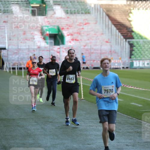 06.10.2024 - 19. swb-Marathon Bremen Yannick Fuchs http://msf.ph/oto/7387220 06.10.2024 10:26:29 Laufen im Stadion 7045, 7141, 7327, 7403, 7414, 7485, 7508, 7576, 7720, 7771, 7874, 7978, 8075, 8192, 8321, 8376, 8426, 8452, 8555, 8578, 8601, 8733, 8775, 8793, 8814, 8870, 8913, 8970, 8973, 8996, 8997, 9000, 9025, 9034, 9051, 9054, 9070, 9084 meine-sportfotos.de