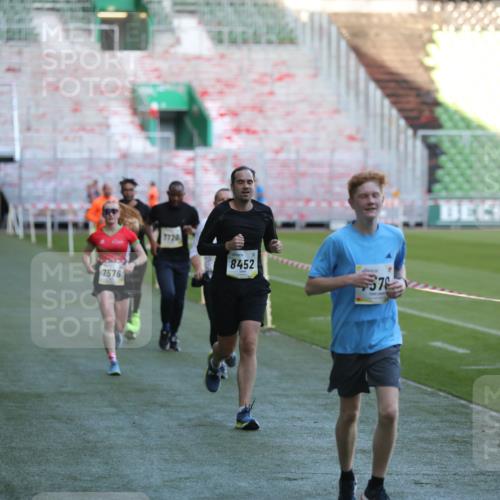 06.10.2024 - 19. swb-Marathon Bremen Yannick Fuchs http://msf.ph/oto/7387233 06.10.2024 10:26:29 Laufen im Stadion 7045, 7141, 7327, 7403, 7414, 7485, 7508, 7576, 7720, 7771, 7874, 7978, 8075, 8192, 8321, 8376, 8426, 8452, 8555, 8578, 8601, 8733, 8775, 8793, 8814, 8870, 8913, 8970, 8973, 8996, 8997, 9000, 9025, 9034, 9051, 9054, 9070, 9084 meine-sportfotos.de