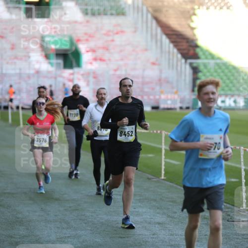 06.10.2024 - 19. swb-Marathon Bremen Yannick Fuchs http://msf.ph/oto/7387264 06.10.2024 10:26:30 Laufen im Stadion 7045, 7327, 7403, 7414, 7485, 7508, 7576, 7720, 7771, 7874, 7978, 8075, 8192, 8321, 8376, 8426, 8452, 8555, 8578, 8601, 8733, 8775, 8793, 8814, 8870, 8913, 8970, 8973, 8996, 8997, 9000, 9025, 9034, 9051, 9054, 9070, 9084 meine-sportfotos.de