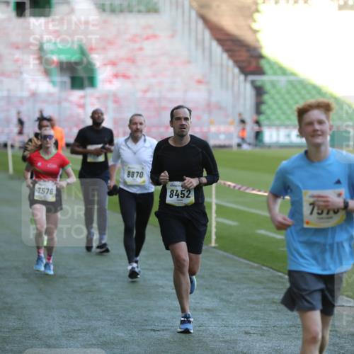 06.10.2024 - 19. swb-Marathon Bremen Yannick Fuchs http://msf.ph/oto/7387291 06.10.2024 10:26:31 Laufen im Stadion 7045, 7327, 7403, 7414, 7485, 7508, 7576, 7720, 7771, 7874, 7978, 8075, 8192, 8321, 8376, 8426, 8452, 8555, 8578, 8601, 8733, 8775, 8793, 8814, 8870, 8913, 8970, 8973, 8996, 8997, 9000, 9025, 9034, 9051, 9054, 9070, 9084 meine-sportfotos.de