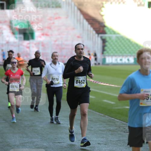 06.10.2024 - 19. swb-Marathon Bremen Yannick Fuchs http://msf.ph/oto/7387298 06.10.2024 10:26:31 Laufen im Stadion 7045, 7327, 7403, 7414, 7485, 7508, 7576, 7720, 7771, 7874, 7978, 8075, 8192, 8321, 8376, 8426, 8452, 8555, 8578, 8601, 8733, 8775, 8793, 8814, 8870, 8913, 8970, 8973, 8996, 8997, 9000, 9025, 9034, 9051, 9054, 9070, 9084 meine-sportfotos.de
