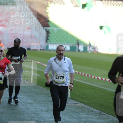06.10.2024 - 19. swb-Marathon Bremen Yannick Fuchs http://msf.ph/oto/7387304 06.10.2024 10:26:34 Laufen im Stadion 7045, 7327, 7403, 7414, 7508, 7576, 7720, 7874, 7978, 8075, 8192, 8321, 8376, 8426, 8452, 8555, 8578, 8601, 8652, 8733, 8814, 8870, 8913, 8970, 8973, 8996, 8997, 9000, 9025, 9034, 9051, 9054, 9070, 9084 meine-sportfotos.de