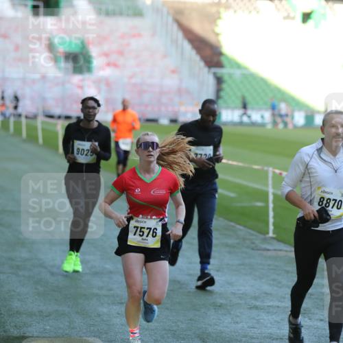06.10.2024 - 19. swb-Marathon Bremen Yannick Fuchs http://msf.ph/oto/7387363 06.10.2024 10:26:34 Laufen im Stadion 7045, 7327, 7403, 7414, 7508, 7576, 7720, 7874, 7978, 8075, 8192, 8321, 8376, 8426, 8452, 8555, 8578, 8601, 8652, 8733, 8814, 8870, 8913, 8970, 8973, 8996, 8997, 9000, 9025, 9034, 9051, 9054, 9070, 9084 meine-sportfotos.de