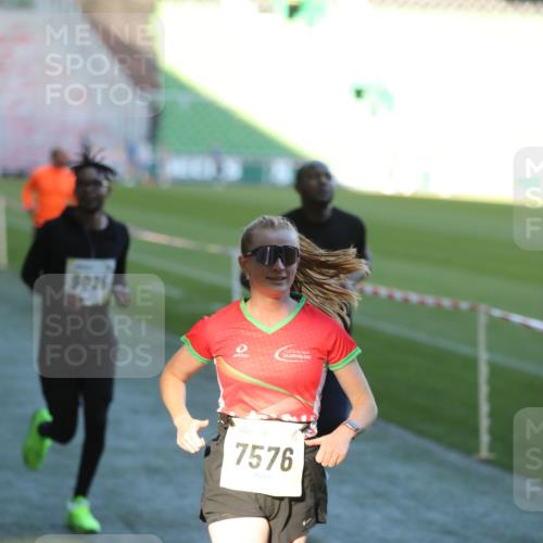 06.10.2024 - 19. swb-Marathon Bremen Yannick Fuchs http://msf.ph/oto/7387470 06.10.2024 10:26:36 Laufen im Stadion 7045, 7327, 7403, 7414, 7508, 7576, 7720, 7874, 7978, 8075, 8192, 8321, 8335, 8376, 8426, 8452, 8578, 8601, 8652, 8733, 8814, 8870, 8913, 8970, 8973, 8996, 8997, 9000, 9025, 9051, 9054, 9070, 9084 meine-sportfotos.de