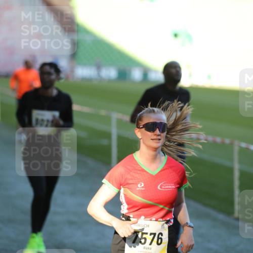 06.10.2024 - 19. swb-Marathon Bremen Yannick Fuchs http://msf.ph/oto/7387483 06.10.2024 10:26:36 Laufen im Stadion 7045, 7327, 7403, 7414, 7508, 7576, 7720, 7874, 7978, 8075, 8192, 8321, 8335, 8376, 8426, 8452, 8578, 8601, 8652, 8733, 8814, 8870, 8913, 8970, 8973, 8996, 8997, 9000, 9025, 9051, 9054, 9070, 9084 meine-sportfotos.de