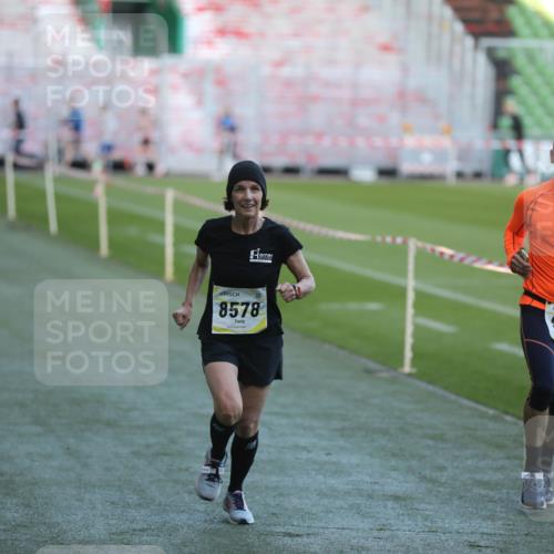 06.10.2024 - 19. swb-Marathon Bremen Yannick Fuchs http://msf.ph/oto/7387593 06.10.2024 10:26:39 Laufen im Stadion 7045, 7327, 7403, 7414, 7491, 7508, 7576, 7720, 7874, 7953, 8192, 8335, 8376, 8452, 8578, 8601, 8636, 8652, 8733, 8814, 8870, 8913, 8970, 8973, 8996, 8997, 9000, 9025, 9051, 9054, 9070, 9084 meine-sportfotos.de