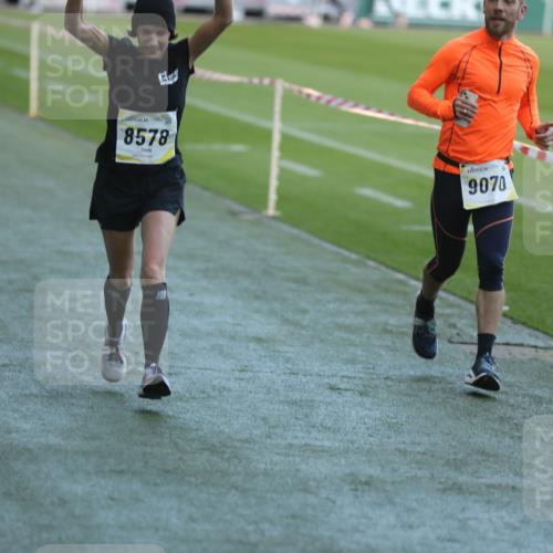 06.10.2024 - 19. swb-Marathon Bremen Yannick Fuchs http://msf.ph/oto/7387640 06.10.2024 10:26:39 Laufen im Stadion 7045, 7327, 7403, 7414, 7491, 7508, 7576, 7720, 7874, 7953, 8192, 8335, 8376, 8452, 8578, 8601, 8636, 8652, 8733, 8814, 8870, 8913, 8970, 8973, 8996, 8997, 9000, 9025, 9051, 9054, 9070, 9084 meine-sportfotos.de