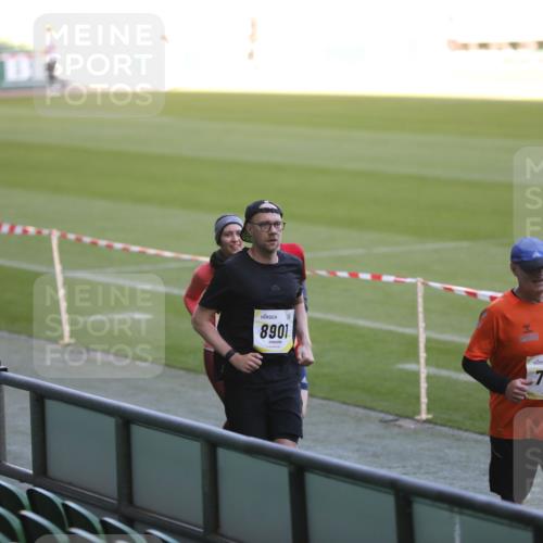 06.10.2024 - 19. swb-Marathon Bremen Yannick Fuchs http://msf.ph/oto/7387980 06.10.2024 10:27:14 Laufen im Stadion 7008, 7052, 7491, 7560, 7717, 7833, 7887, 7953, 8103, 8150, 8172, 8238, 8239, 8335, 8460, 8475, 8561, 8567, 8568, 8580, 8585, 8610, 8635, 8636, 8645, 8652, 8658, 8732, 8764, 8774, 8777, 8817, 8856, 8901, 8904, 9016, 9027, 9032, 9085, 9110 meine-sportfotos.de