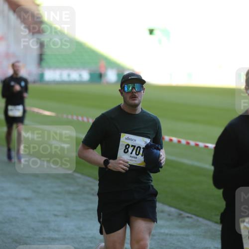 06.10.2024 - 19. swb-Marathon Bremen Yannick Fuchs http://msf.ph/oto/7388030 06.10.2024 10:27:36 Laufen im Stadion 7008, 7052, 7184, 7198, 7214, 7452, 7560, 7638, 7647, 7673, 7717, 7833, 7876, 8066, 8150, 8239, 8316, 8351, 8460, 8580, 8610, 8635, 8658, 8701, 8732, 8754, 8764, 8774, 8777, 8801, 8836, 8856, 8901, 8904, 8943, 8980, 9016, 9027, 9085, 9110 meine-sportfotos.de
