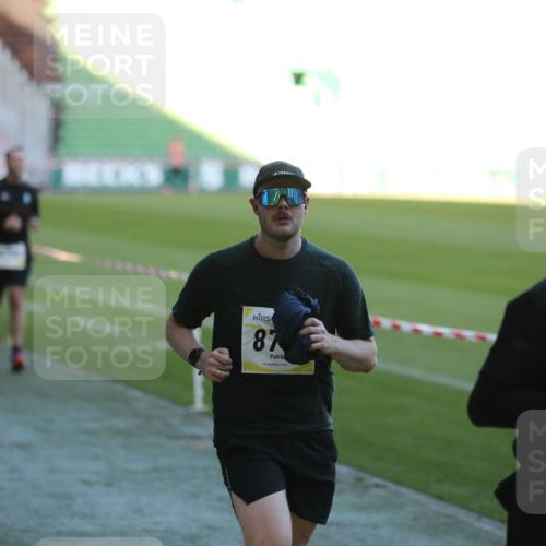 06.10.2024 - 19. swb-Marathon Bremen Yannick Fuchs http://msf.ph/oto/7388038 06.10.2024 10:27:36 Laufen im Stadion 7008, 7052, 7184, 7198, 7214, 7452, 7560, 7638, 7647, 7673, 7717, 7833, 7876, 8066, 8150, 8239, 8316, 8351, 8460, 8580, 8610, 8635, 8658, 8701, 8732, 8754, 8764, 8774, 8777, 8801, 8836, 8856, 8901, 8904, 8943, 8980, 9016, 9027, 9085, 9110 meine-sportfotos.de