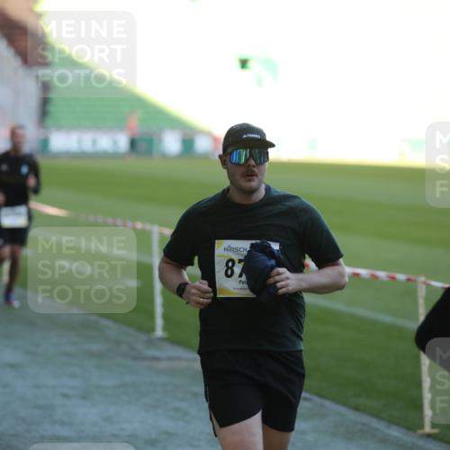 06.10.2024 - 19. swb-Marathon Bremen Yannick Fuchs http://msf.ph/oto/7388046 06.10.2024 10:27:36 Laufen im Stadion 7008, 7052, 7184, 7198, 7214, 7452, 7560, 7638, 7647, 7673, 7717, 7833, 7876, 8066, 8150, 8239, 8316, 8351, 8460, 8580, 8610, 8635, 8658, 8701, 8732, 8754, 8764, 8774, 8777, 8801, 8836, 8856, 8901, 8904, 8943, 8980, 9016, 9027, 9085, 9110 meine-sportfotos.de