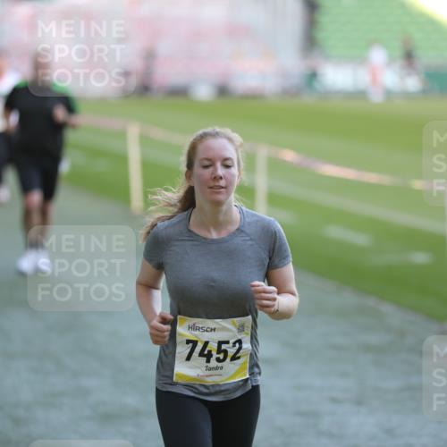 06.10.2024 - 19. swb-Marathon Bremen Yannick Fuchs http://msf.ph/oto/7388287 06.10.2024 10:27:41 Laufen im Stadion 7052, 7184, 7198, 7214, 7452, 7560, 7594, 7638, 7647, 7673, 7717, 7833, 7876, 8066, 8150, 8185, 8288, 8316, 8351, 8610, 8635, 8658, 8701, 8754, 8764, 8774, 8777, 8801, 8816, 8824, 8827, 8836, 8856, 8901, 8904, 8943, 8980, 9016, 9027, 9085, 9110 meine-sportfotos.de