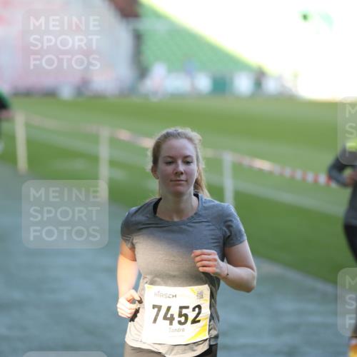 06.10.2024 - 19. swb-Marathon Bremen Yannick Fuchs http://msf.ph/oto/7388320 06.10.2024 10:27:42 Laufen im Stadion 7052, 7184, 7198, 7214, 7303, 7452, 7560, 7594, 7638, 7647, 7673, 7717, 7833, 7876, 8066, 8150, 8185, 8288, 8316, 8351, 8610, 8635, 8658, 8701, 8754, 8764, 8774, 8777, 8801, 8816, 8824, 8827, 8836, 8856, 8901, 8904, 8943, 8980, 9027, 9085 meine-sportfotos.de