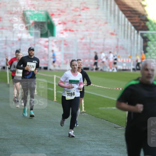 06.10.2024 - 19. swb-Marathon Bremen Yannick Fuchs http://msf.ph/oto/7388454 06.10.2024 10:27:45 Laufen im Stadion 7052, 7184, 7198, 7214, 7303, 7452, 7560, 7594, 7638, 7647, 7673, 7717, 7833, 7876, 8066, 8150, 8185, 8288, 8316, 8351, 8610, 8635, 8658, 8701, 8716, 8754, 8764, 8774, 8777, 8801, 8816, 8824, 8827, 8836, 8856, 8901, 8943, 8980, 9027, 9085 meine-sportfotos.de