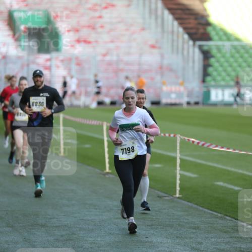 06.10.2024 - 19. swb-Marathon Bremen Yannick Fuchs http://msf.ph/oto/7388511 06.10.2024 10:27:47 Laufen im Stadion 7052, 7184, 7198, 7214, 7303, 7364, 7452, 7560, 7594, 7638, 7647, 7673, 7717, 7876, 8066, 8150, 8185, 8288, 8316, 8351, 8635, 8658, 8701, 8716, 8754, 8774, 8801, 8816, 8824, 8827, 8836, 8856, 8943, 8980, 9027, 9085 meine-sportfotos.de
