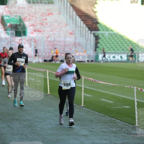06.10.2024 - 19. swb-Marathon Bremen Yannick Fuchs http://msf.ph/oto/7388534 06.10.2024 10:27:47 Laufen im Stadion 7052, 7184, 7198, 7214, 7303, 7364, 7452, 7560, 7594, 7638, 7647, 7673, 7717, 7876, 8066, 8150, 8185, 8288, 8316, 8351, 8635, 8658, 8701, 8716, 8754, 8774, 8801, 8816, 8824, 8827, 8836, 8856, 8943, 8980, 9027, 9085 meine-sportfotos.de