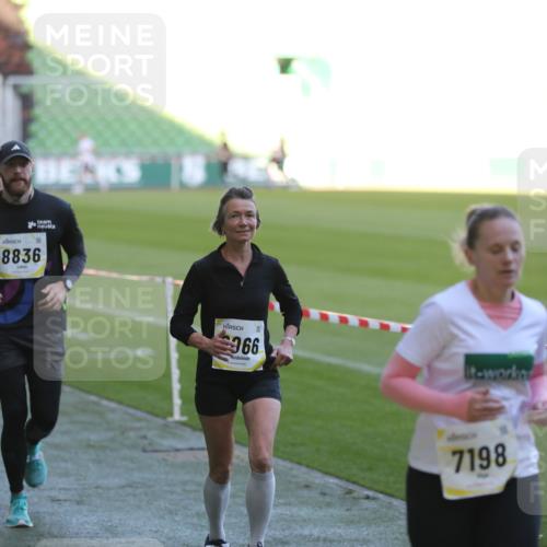 06.10.2024 - 19. swb-Marathon Bremen Yannick Fuchs http://msf.ph/oto/7388683 06.10.2024 10:27:51 Laufen im Stadion 7052, 7094, 7095, 7184, 7198, 7214, 7303, 7364, 7452, 7464, 7560, 7594, 7638, 7647, 7673, 7876, 8066, 8150, 8173, 8185, 8288, 8316, 8351, 8456, 8701, 8711, 8716, 8754, 8774, 8801, 8816, 8824, 8827, 8836, 8943, 8980, 9027 meine-sportfotos.de