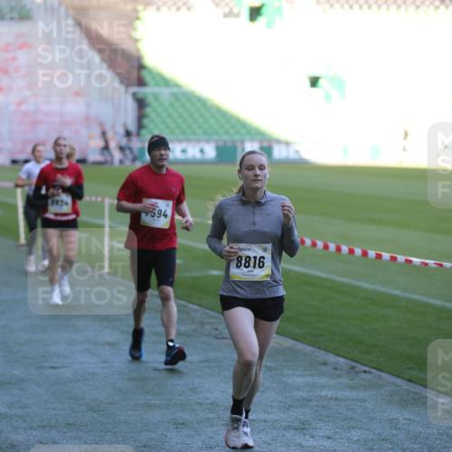 06.10.2024 - 19. swb-Marathon Bremen Yannick Fuchs http://msf.ph/oto/7388775 06.10.2024 10:27:54 Laufen im Stadion 7052, 7094, 7095, 7184, 7198, 7214, 7303, 7364, 7452, 7464, 7560, 7594, 7638, 7647, 7673, 7876, 8066, 8173, 8185, 8288, 8316, 8351, 8403, 8405, 8456, 8701, 8711, 8716, 8754, 8774, 8801, 8816, 8824, 8827, 8836, 8943, 8980, 9027, 9040 meine-sportfotos.de