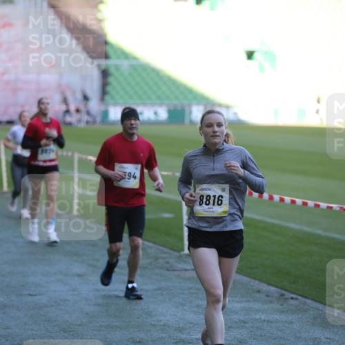 06.10.2024 - 19. swb-Marathon Bremen Yannick Fuchs http://msf.ph/oto/7388789 06.10.2024 10:27:54 Laufen im Stadion 7052, 7094, 7095, 7184, 7198, 7214, 7303, 7364, 7452, 7464, 7560, 7594, 7638, 7647, 7673, 7876, 8066, 8173, 8185, 8288, 8316, 8351, 8403, 8405, 8456, 8701, 8711, 8716, 8754, 8774, 8801, 8816, 8824, 8827, 8836, 8943, 8980, 9027, 9040 meine-sportfotos.de
