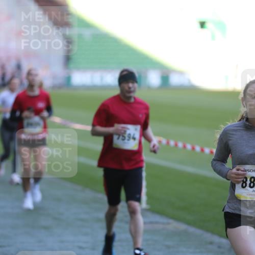 06.10.2024 - 19. swb-Marathon Bremen Yannick Fuchs http://msf.ph/oto/7388817 06.10.2024 10:27:54 Laufen im Stadion 7052, 7094, 7095, 7184, 7198, 7214, 7303, 7364, 7452, 7464, 7560, 7594, 7638, 7647, 7673, 7876, 8066, 8173, 8185, 8288, 8316, 8351, 8403, 8405, 8456, 8701, 8711, 8716, 8754, 8774, 8801, 8816, 8824, 8827, 8836, 8943, 8980, 9027, 9040 meine-sportfotos.de