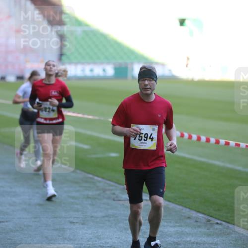 06.10.2024 - 19. swb-Marathon Bremen Yannick Fuchs http://msf.ph/oto/7388841 06.10.2024 10:27:55 Laufen im Stadion 7052, 7094, 7095, 7184, 7198, 7214, 7303, 7364, 7452, 7464, 7594, 7638, 7647, 7673, 7876, 8066, 8173, 8185, 8288, 8316, 8351, 8403, 8405, 8456, 8701, 8711, 8716, 8754, 8774, 8801, 8816, 8824, 8827, 8836, 8943, 8980, 9040 meine-sportfotos.de