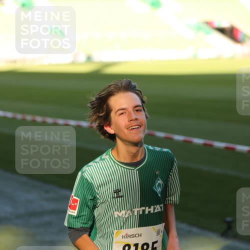 06.10.2024 - 19. swb-Marathon Bremen Yannick Fuchs http://msf.ph/oto/7389011 06.10.2024 10:27:58 Laufen im Stadion 7052, 7094, 7095, 7184, 7198, 7214, 7303, 7364, 7452, 7464, 7594, 7638, 7647, 7673, 7876, 8066, 8173, 8185, 8288, 8316, 8351, 8403, 8405, 8456, 8701, 8711, 8716, 8754, 8774, 8801, 8816, 8824, 8827, 8836, 8891, 8943, 8980, 9040, 9060 meine-sportfotos.de