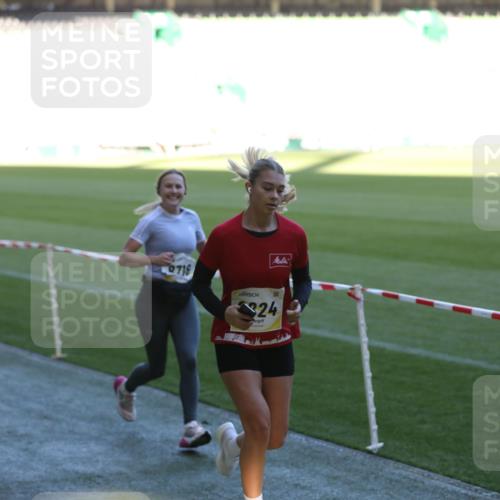 06.10.2024 - 19. swb-Marathon Bremen Yannick Fuchs http://msf.ph/oto/7389056 06.10.2024 10:27:59 Laufen im Stadion 7025, 7052, 7094, 7095, 7184, 7198, 7214, 7303, 7364, 7452, 7464, 7501, 7594, 7638, 7647, 7673, 7876, 8066, 8173, 8185, 8288, 8316, 8351, 8403, 8405, 8456, 8701, 8711, 8716, 8754, 8801, 8816, 8824, 8827, 8836, 8891, 8943, 8980, 9040, 9060 meine-sportfotos.de