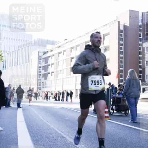 06.10.2024 - 19. swb-Marathon Bremen Matties Gatica Varas http://msf.ph/oto/7424802 06.10.2024 10:35:34 Laufen 7993 meine-sportfotos.de