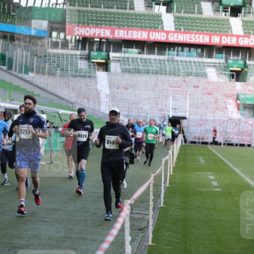 06.10.2024 - 19. swb-Marathon Bremen Yannick Fuchs http://msf.ph/oto/7448863 06.10.2024 10:29:11 Laufen im Stadion 7099, 7290, 7296, 7370, 7521, 7590, 7671, 7683, 7776, 7800, 7825, 7827, 7940, 7983, 8018, 8098, 8156, 8157, 8158, 8244, 8251, 8252, 8306, 8336, 8419, 8443, 8461, 8522, 8525, 8536, 8566, 8596, 8604, 8665, 8819, 8828, 8835, 8843, 8875, 8894, 8953, 8965, 8990, 9014, 9038, 9080, 9106 meine-sportfotos.de