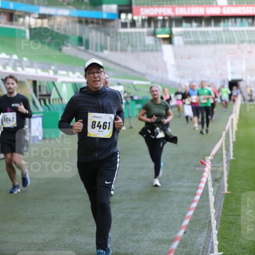 06.10.2024 - 19. swb-Marathon Bremen Yannick Fuchs http://msf.ph/oto/7448874 06.10.2024 10:29:14 Laufen im Stadion 7099, 7290, 7296, 7334, 7370, 7590, 7671, 7683, 7714, 7776, 7800, 7825, 7827, 7940, 7983, 8018, 8092, 8098, 8156, 8157, 8158, 8244, 8252, 8306, 8336, 8419, 8443, 8461, 8522, 8525, 8536, 8566, 8575, 8596, 8604, 8665, 8819, 8828, 8835, 8843, 8875, 8894, 8953, 8965, 8990, 9014, 9038, 9080, 9106 meine-sportfotos.de