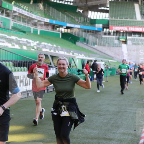 06.10.2024 - 19. swb-Marathon Bremen Yannick Fuchs http://msf.ph/oto/7448889 06.10.2024 10:29:17 Laufen im Stadion 7099, 7290, 7296, 7334, 7370, 7590, 7671, 7683, 7714, 7776, 7800, 7825, 7983, 7992, 8018, 8092, 8098, 8156, 8157, 8158, 8244, 8252, 8306, 8330, 8336, 8419, 8443, 8458, 8461, 8522, 8525, 8536, 8575, 8596, 8604, 8665, 8819, 8828, 8835, 8843, 8875, 8894, 8951, 8953, 8965, 9001, 9014, 9038, 9066, 9080, 9106 meine-sportfotos.de