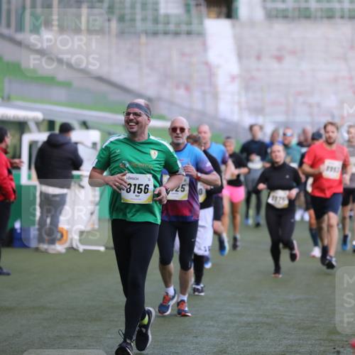06.10.2024 - 19. swb-Marathon Bremen Yannick Fuchs http://msf.ph/oto/7448894 06.10.2024 10:29:18 Laufen im Stadion 7099, 7290, 7296, 7334, 7370, 7590, 7671, 7683, 7714, 7776, 7800, 7825, 7983, 7992, 8018, 8092, 8098, 8156, 8157, 8158, 8244, 8252, 8330, 8336, 8419, 8443, 8458, 8461, 8522, 8525, 8536, 8575, 8596, 8604, 8665, 8819, 8828, 8835, 8843, 8875, 8894, 8951, 8953, 8965, 9001, 9014, 9038, 9066, 9080, 9106 meine-sportfotos.de