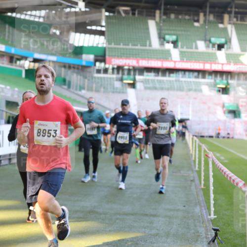 06.10.2024 - 19. swb-Marathon Bremen Yannick Fuchs http://msf.ph/oto/7448906 06.10.2024 10:29:26 Laufen im Stadion 7099, 7117, 7290, 7334, 7370, 7372, 7384, 7590, 7671, 7683, 7714, 7768, 7800, 7825, 7983, 7992, 8001, 8018, 8092, 8098, 8156, 8157, 8158, 8215, 8244, 8252, 8330, 8336, 8424, 8443, 8458, 8461, 8522, 8525, 8570, 8575, 8596, 8604, 8609, 8828, 8835, 8843, 8875, 8894, 8925, 8951, 8953, 8965, 9001, 9014, 9066, 9106 meine-sportfotos.de