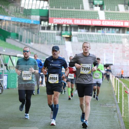 06.10.2024 - 19. swb-Marathon Bremen Yannick Fuchs http://msf.ph/oto/7448908 06.10.2024 10:29:27 Laufen im Stadion 7066, 7099, 7117, 7194, 7290, 7334, 7370, 7372, 7384, 7590, 7671, 7683, 7706, 7714, 7768, 7800, 7825, 7983, 7992, 8001, 8018, 8092, 8098, 8156, 8157, 8158, 8215, 8252, 8330, 8336, 8424, 8443, 8458, 8461, 8522, 8525, 8570, 8575, 8596, 8604, 8609, 8828, 8835, 8843, 8875, 8894, 8925, 8951, 8953, 8965, 9001, 9014, 9066, 9106 meine-sportfotos.de