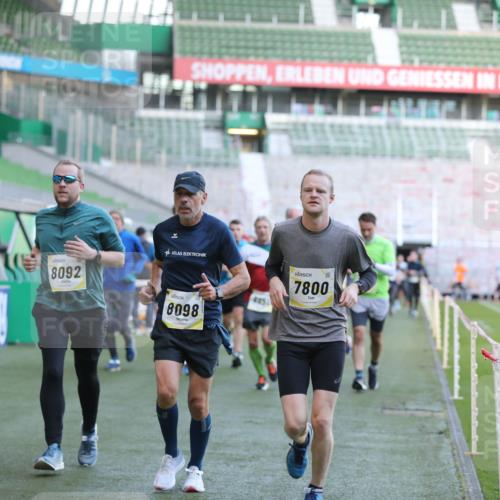 06.10.2024 - 19. swb-Marathon Bremen Yannick Fuchs http://msf.ph/oto/7448909 06.10.2024 10:29:27 Laufen im Stadion 7066, 7099, 7117, 7194, 7290, 7334, 7370, 7372, 7384, 7590, 7671, 7683, 7706, 7714, 7768, 7800, 7825, 7983, 7992, 8001, 8018, 8092, 8098, 8156, 8157, 8158, 8215, 8252, 8330, 8336, 8424, 8443, 8458, 8461, 8522, 8525, 8570, 8575, 8596, 8604, 8609, 8828, 8835, 8843, 8875, 8894, 8925, 8951, 8953, 8965, 9001, 9014, 9066, 9106 meine-sportfotos.de