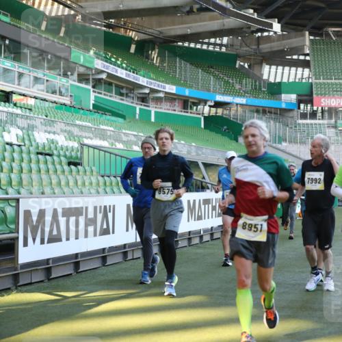 06.10.2024 - 19. swb-Marathon Bremen Yannick Fuchs http://msf.ph/oto/7448931 06.10.2024 10:29:32 Laufen im Stadion 7060, 7061, 7066, 7117, 7193, 7194, 7290, 7334, 7370, 7372, 7384, 7451, 7542, 7671, 7683, 7706, 7714, 7768, 7800, 7823, 7825, 7870, 7931, 7983, 7989, 7992, 8001, 8092, 8098, 8156, 8157, 8158, 8215, 8252, 8330, 8424, 8443, 8458, 8461, 8522, 8525, 8570, 8575, 8596, 8604, 8609, 8828, 8835, 8843, 8854, 8875, 8894, 8925, 8951, 8953, 8954, 9001, 9066, 9106 meine-sportfotos.de