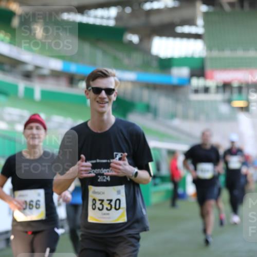06.10.2024 - 19. swb-Marathon Bremen Yannick Fuchs http://msf.ph/oto/7448947 06.10.2024 10:29:35 Laufen im Stadion 7060, 7061, 7066, 7117, 7193, 7194, 7290, 7334, 7370, 7372, 7384, 7451, 7542, 7683, 7706, 7714, 7768, 7800, 7823, 7825, 7870, 7931, 7983, 7989, 7992, 8001, 8092, 8098, 8156, 8157, 8158, 8215, 8252, 8330, 8424, 8443, 8458, 8461, 8522, 8525, 8570, 8575, 8596, 8604, 8609, 8767, 8828, 8835, 8843, 8854, 8875, 8894, 8925, 8951, 8953, 8954, 9001, 9066, 9106 meine-sportfotos.de