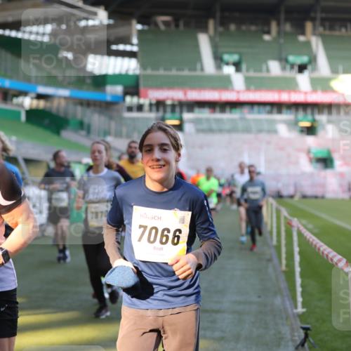 06.10.2024 - 19. swb-Marathon Bremen Yannick Fuchs http://msf.ph/oto/7448991 06.10.2024 10:29:45 Laufen im Stadion 7060, 7061, 7066, 7117, 7146, 7193, 7194, 7334, 7340, 7370, 7372, 7384, 7451, 7542, 7620, 7696, 7706, 7714, 7768, 7784, 7800, 7823, 7870, 7931, 7983, 7989, 7992, 8001, 8092, 8098, 8156, 8215, 8330, 8362, 8424, 8458, 8522, 8525, 8570, 8575, 8609, 8629, 8763, 8767, 8768, 8835, 8854, 8869, 8875, 8894, 8925, 8951, 8953, 8954, 9001, 9066 meine-sportfotos.de