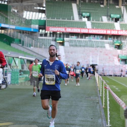 06.10.2024 - 19. swb-Marathon Bremen Yannick Fuchs http://msf.ph/oto/7449006 06.10.2024 10:29:53 Laufen im Stadion 7060, 7061, 7066, 7117, 7146, 7176, 7193, 7194, 7334, 7340, 7361, 7372, 7384, 7412, 7451, 7542, 7620, 7696, 7706, 7714, 7768, 7784, 7800, 7823, 7870, 7931, 7983, 7989, 7992, 8001, 8092, 8098, 8109, 8215, 8219, 8330, 8362, 8424, 8458, 8465, 8524, 8570, 8575, 8609, 8629, 8639, 8763, 8767, 8768, 8803, 8834, 8835, 8854, 8869, 8875, 8925, 8951, 8953, 8954, 9001, 9066 meine-sportfotos.de