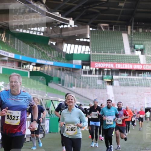 06.10.2024 - 19. swb-Marathon Bremen Yannick Fuchs http://msf.ph/oto/7449113 06.10.2024 10:30:22 Laufen im Stadion 7029, 7053, 7144, 7146, 7176, 7302, 7340, 7361, 7412, 7585, 7613, 7620, 7629, 7630, 7698, 7752, 7784, 7962, 8036, 8041, 8109, 8186, 8219, 8223, 8290, 8328, 8332, 8333, 8354, 8362, 8428, 8440, 8465, 8469, 8477, 8524, 8552, 8629, 8639, 8748, 8763, 8768, 8783, 8794, 8802, 8803, 8834, 8841, 8869, 8897, 8898, 8933, 9008, 9023, 9065, 9081 meine-sportfotos.de