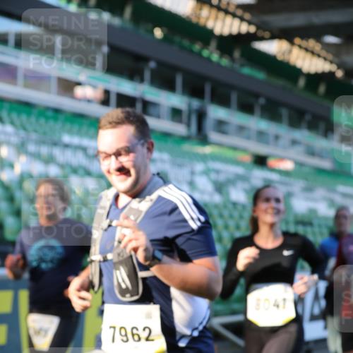 06.10.2024 - 19. swb-Marathon Bremen Yannick Fuchs http://msf.ph/oto/7449129 06.10.2024 10:30:26 Laufen im Stadion 7029, 7053, 7144, 7146, 7176, 7302, 7361, 7412, 7585, 7613, 7620, 7629, 7630, 7698, 7752, 7784, 7962, 8036, 8041, 8109, 8186, 8219, 8223, 8290, 8328, 8332, 8333, 8354, 8428, 8440, 8465, 8469, 8477, 8524, 8552, 8622, 8629, 8639, 8748, 8763, 8768, 8783, 8794, 8802, 8803, 8834, 8841, 8869, 8897, 8898, 8931, 8933, 9008, 9023, 9065, 9081 meine-sportfotos.de