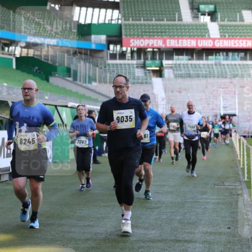 06.10.2024 - 19. swb-Marathon Bremen Yannick Fuchs http://msf.ph/oto/7449209 06.10.2024 10:30:51 Laufen im Stadion 7029, 7046, 7053, 7089, 7144, 7213, 7250, 7261, 7302, 7458, 7613, 7698, 7947, 7962, 8023, 8036, 8058, 8245, 8354, 8392, 8433, 8437, 8469, 8512, 8553, 8586, 8622, 8633, 8634, 8674, 8717, 8802, 8810, 8841, 8892, 8898, 8931, 8960, 8985, 9008, 9035, 9075, 9081, 9119 meine-sportfotos.de