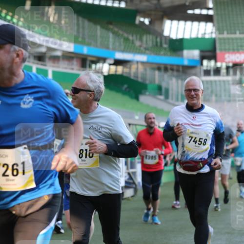 06.10.2024 - 19. swb-Marathon Bremen Yannick Fuchs http://msf.ph/oto/7449225 06.10.2024 10:30:56 Laufen im Stadion 7029, 7046, 7053, 7089, 7144, 7213, 7250, 7261, 7302, 7362, 7458, 7698, 7785, 7947, 8023, 8036, 8058, 8245, 8268, 8392, 8433, 8437, 8469, 8512, 8520, 8521, 8553, 8586, 8622, 8633, 8634, 8646, 8674, 8717, 8802, 8810, 8892, 8898, 8931, 8960, 8985, 9012, 9035, 9075, 9081, 9119 meine-sportfotos.de