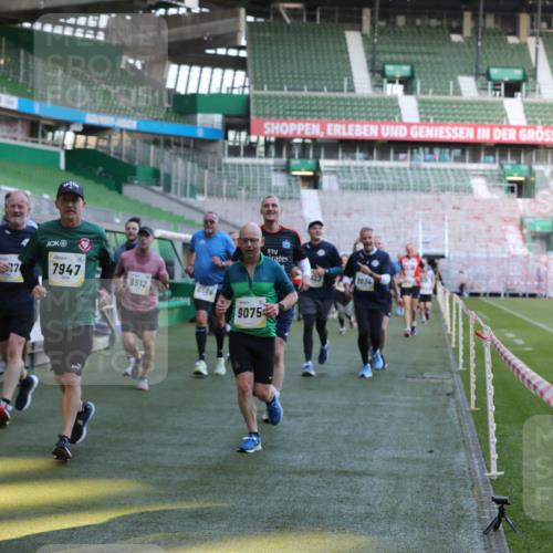06.10.2024 - 19. swb-Marathon Bremen Yannick Fuchs http://msf.ph/oto/7449265 06.10.2024 10:31:07 Laufen im Stadion 7004, 7044, 7046, 7089, 7213, 7250, 7261, 7362, 7458, 7659, 7730, 7785, 7806, 7947, 7990, 8014, 8023, 8058, 8245, 8267, 8268, 8274, 8346, 8388, 8392, 8433, 8437, 8512, 8520, 8521, 8538, 8553, 8586, 8605, 8622, 8633, 8634, 8646, 8674, 8717, 8810, 8823, 8883, 8892, 8931, 8958, 8960, 8985, 9012, 9035, 9075, 9119, 9131 meine-sportfotos.de